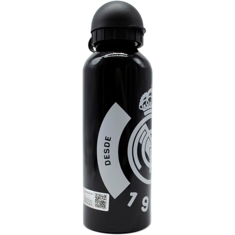 Una botella de agua negra con texto blanco y logotipo. Fondo blanco.
