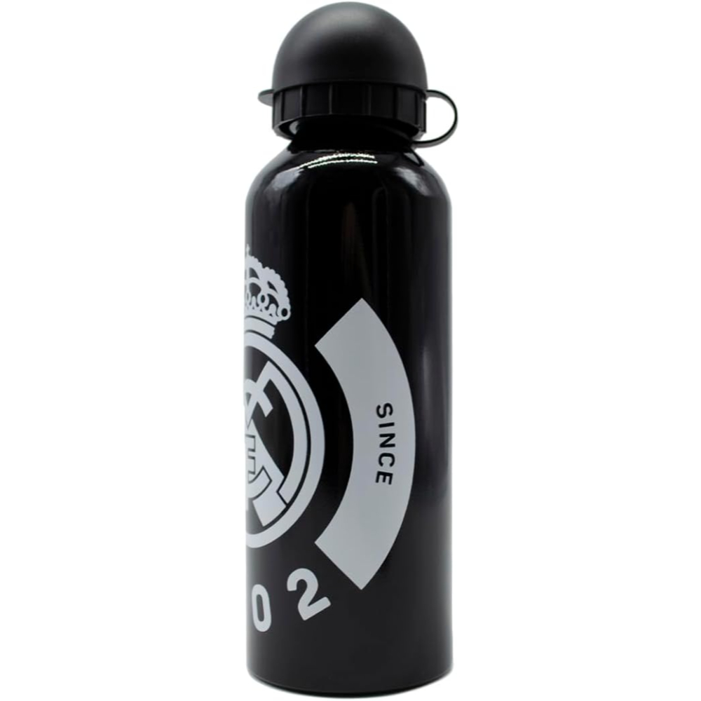 Botella de agua negra con el logo del Real Madrid y texto 'SINCE 02'.