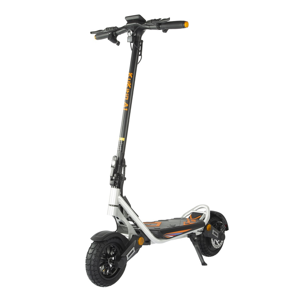 Scooter elettrico bianco e nero con accenti arancioni, sfondo bianco.