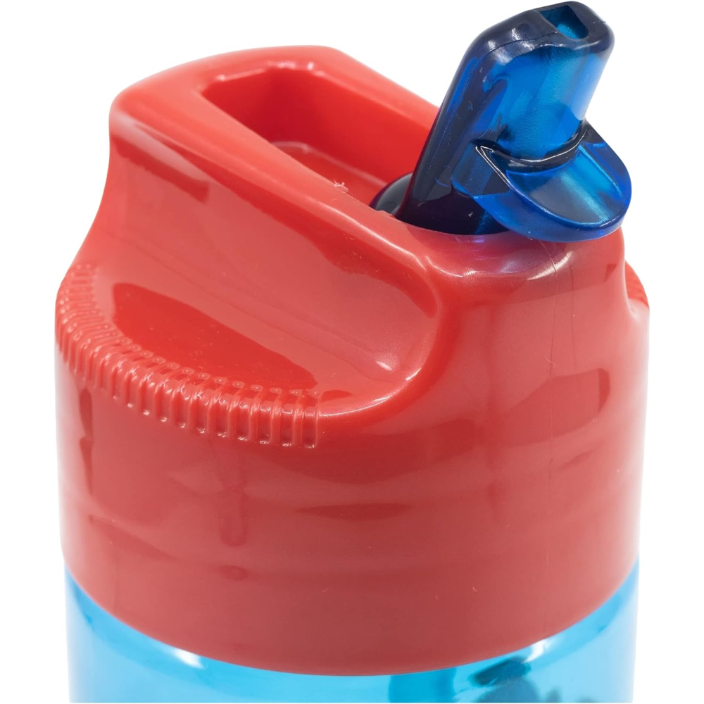 Tapa de botella de agua roja y azul. Boquilla azul abierta. Primer plano. Fondo blanco.