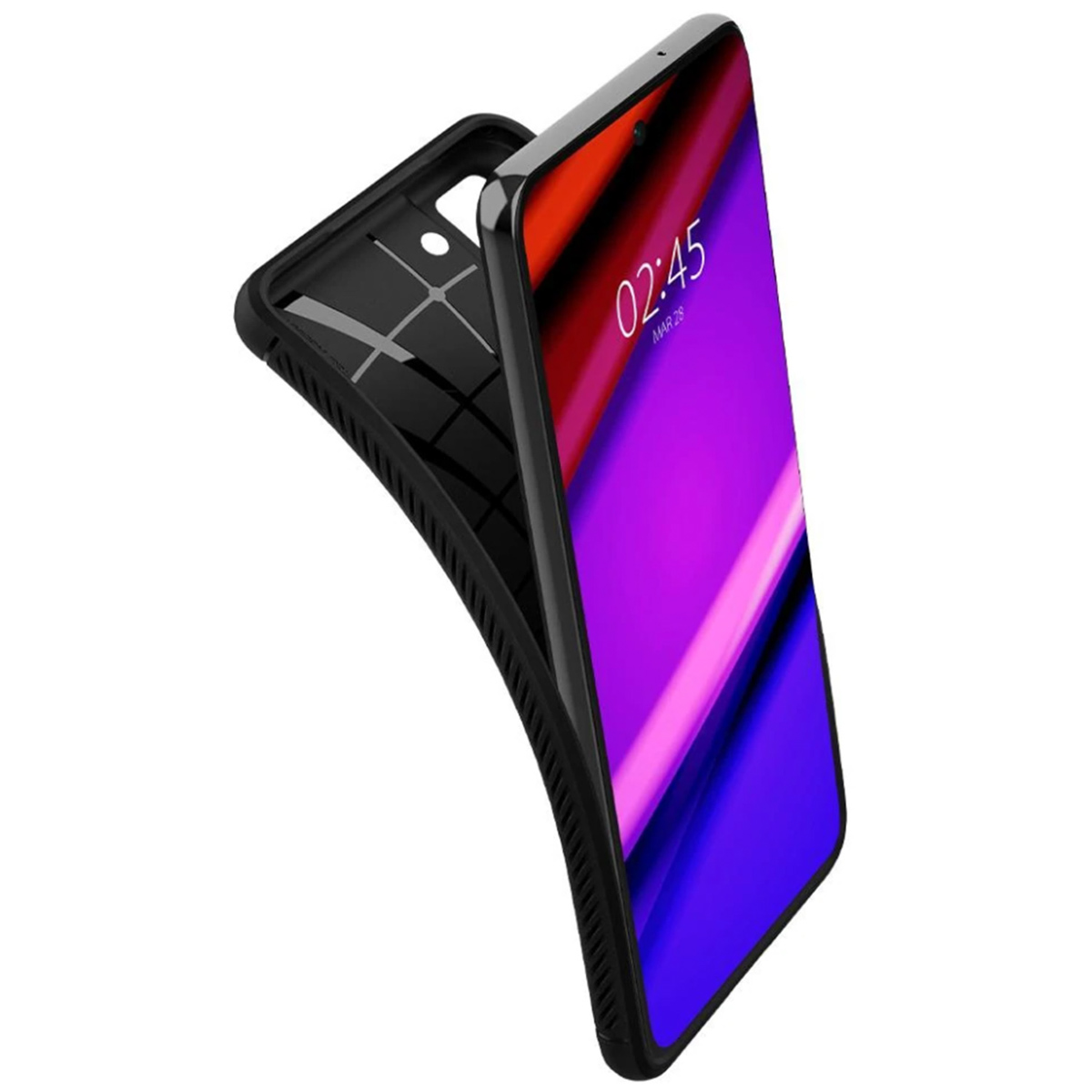 Een telefoon in een zwarte hoes, met het scherm schuin en de tijd en een paarse achtergrond.