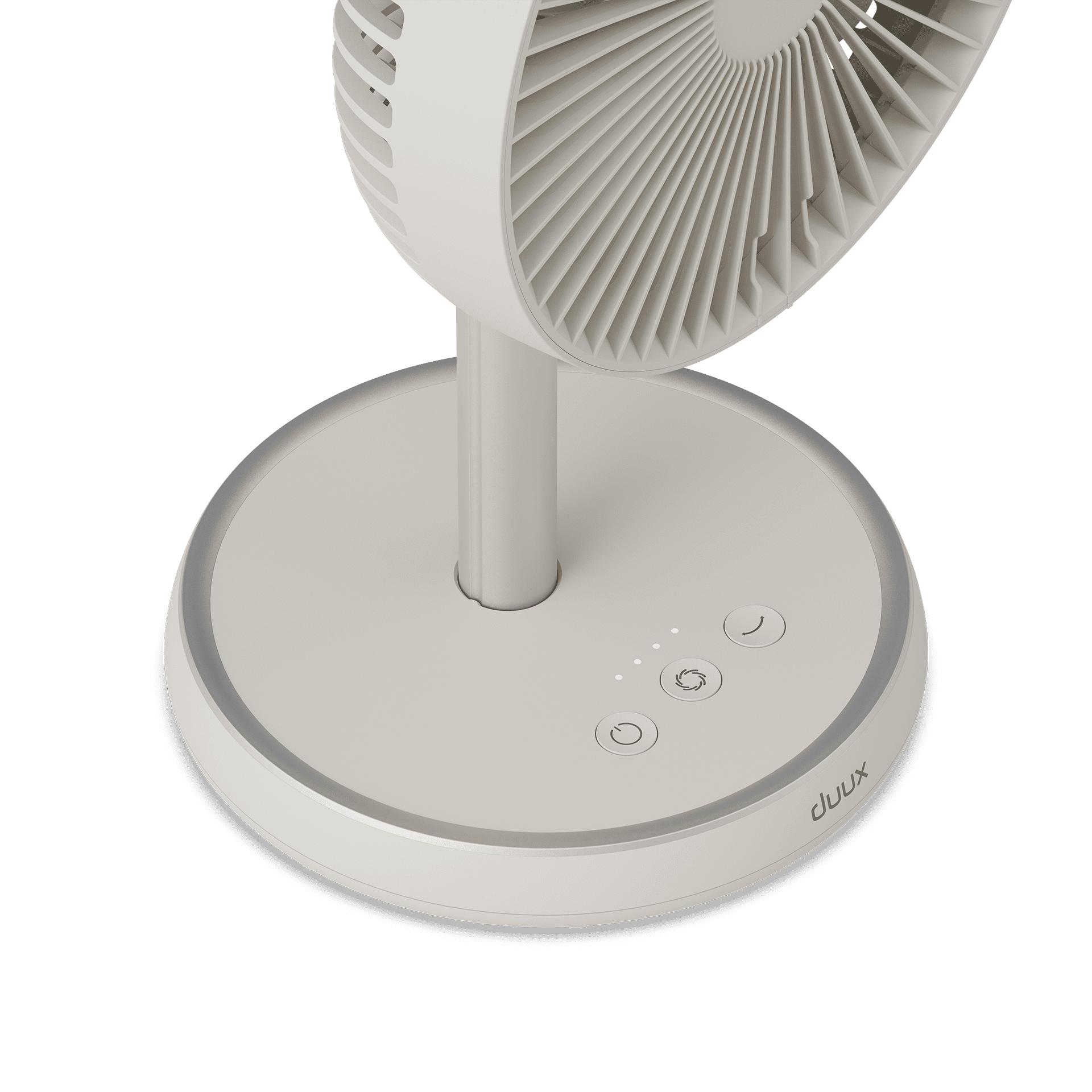 Ventilador blanco y gris sobre un soporte. Fondo negro.
