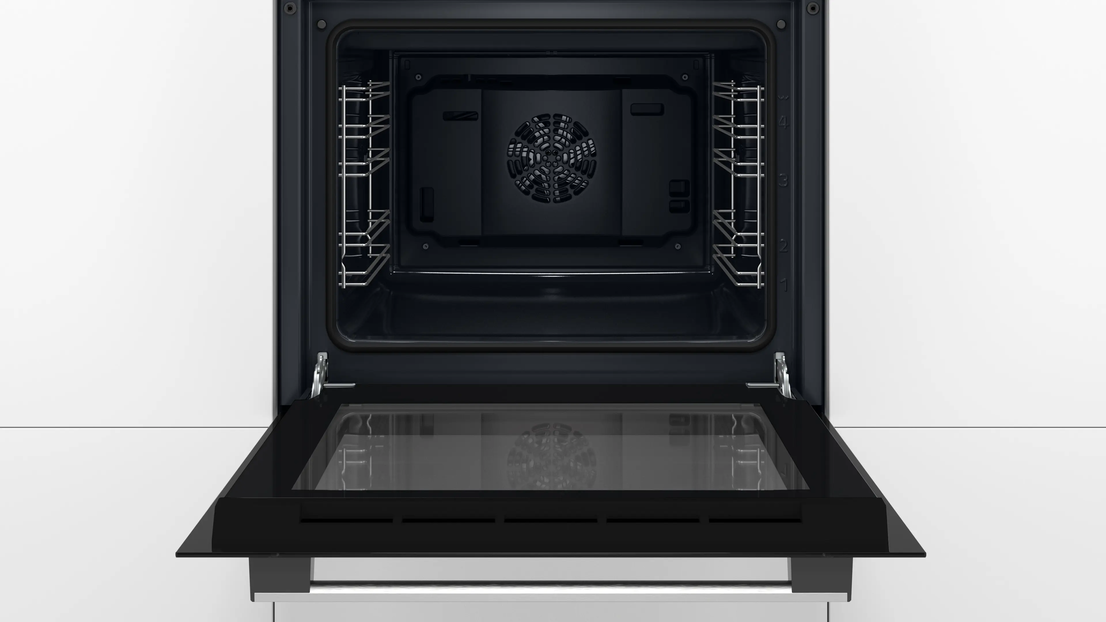 Forno aperto con una ventola visibile sul retro, all'interno di una cucina bianca.
