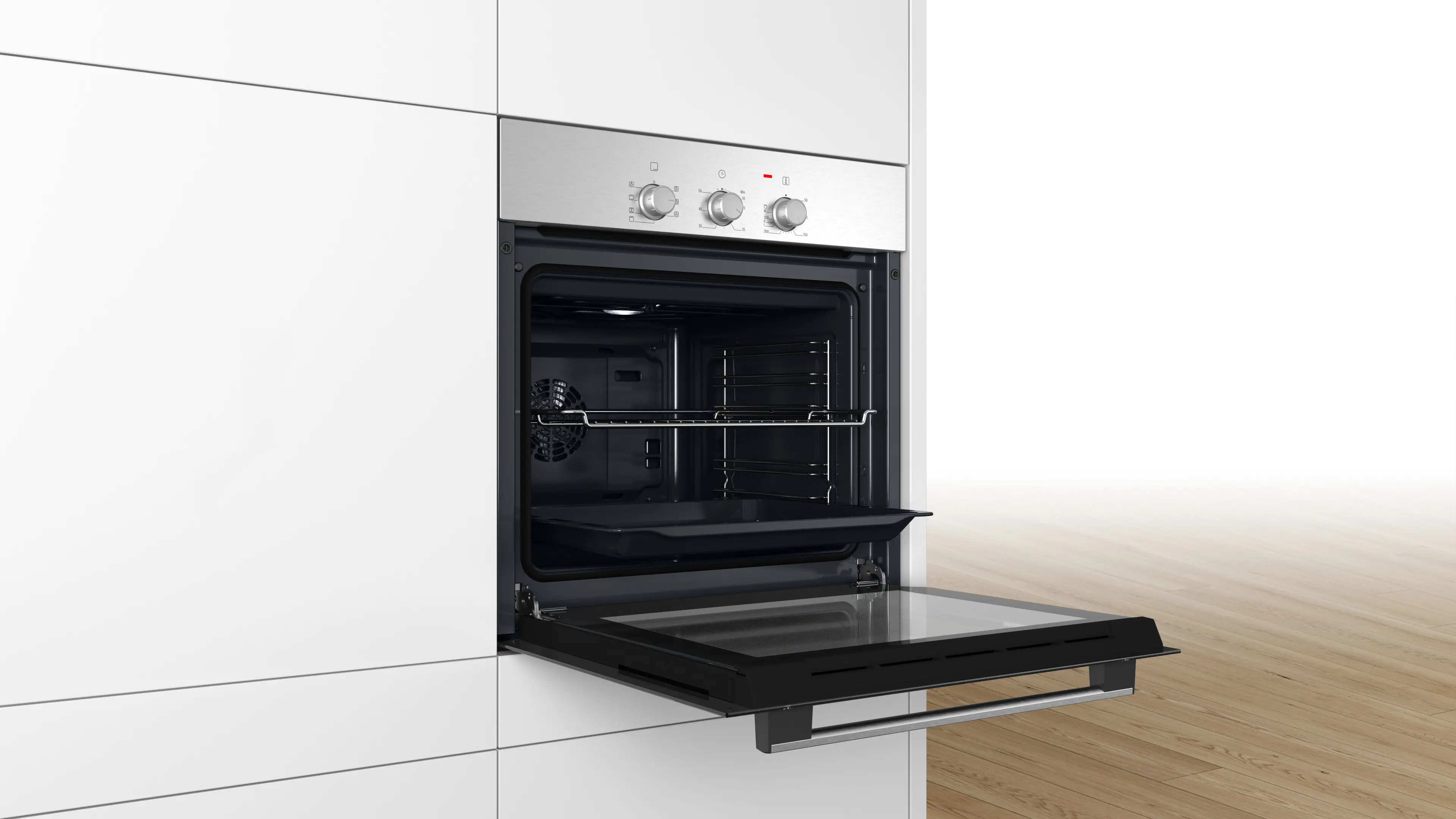 Forno a incasso con porta aperta, all'interno di un mobile da cucina bianco, con pavimento in legno.