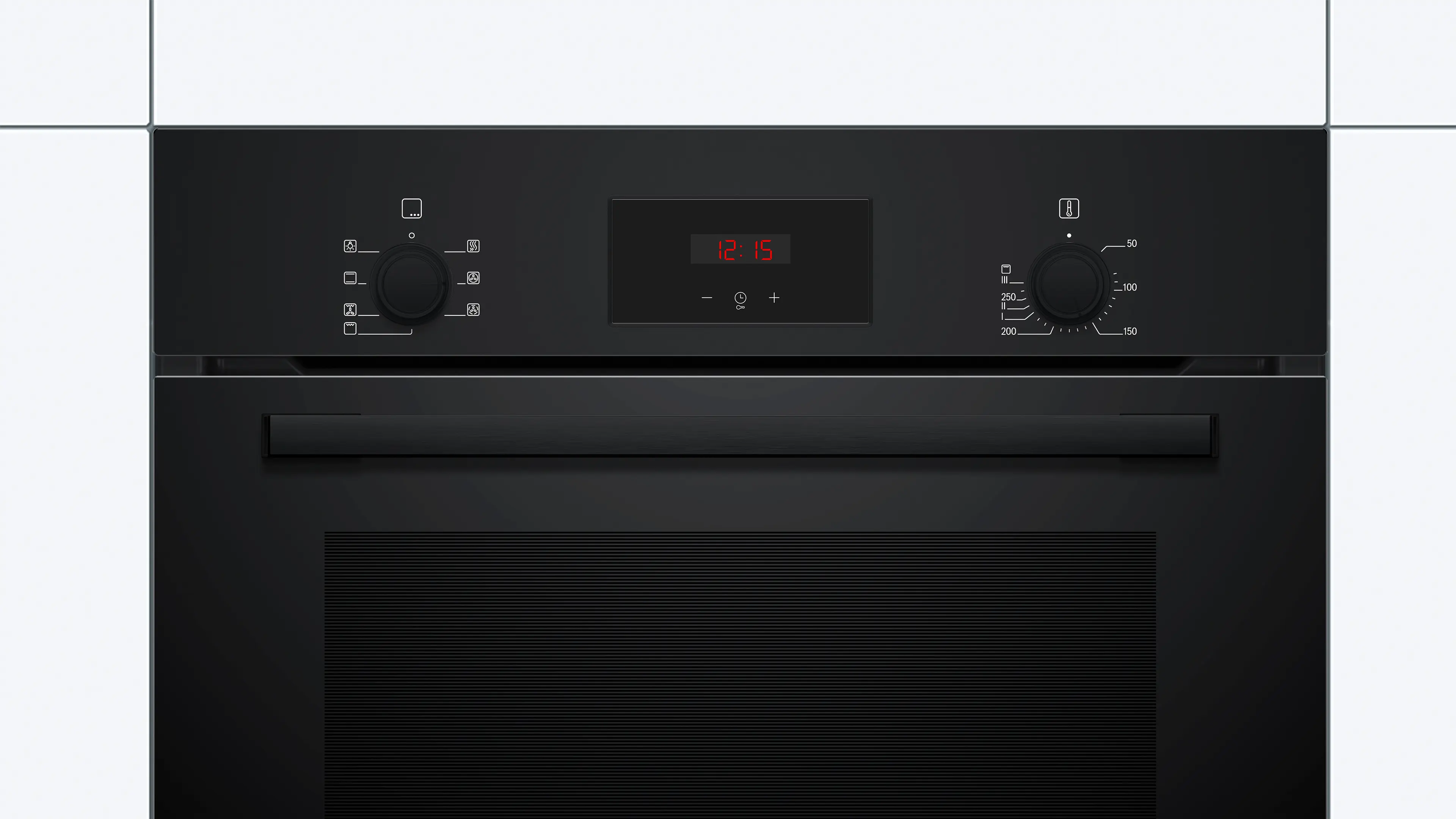 Forno nero con manopole, display digitale con ora e maniglia. Il forno è da incasso.