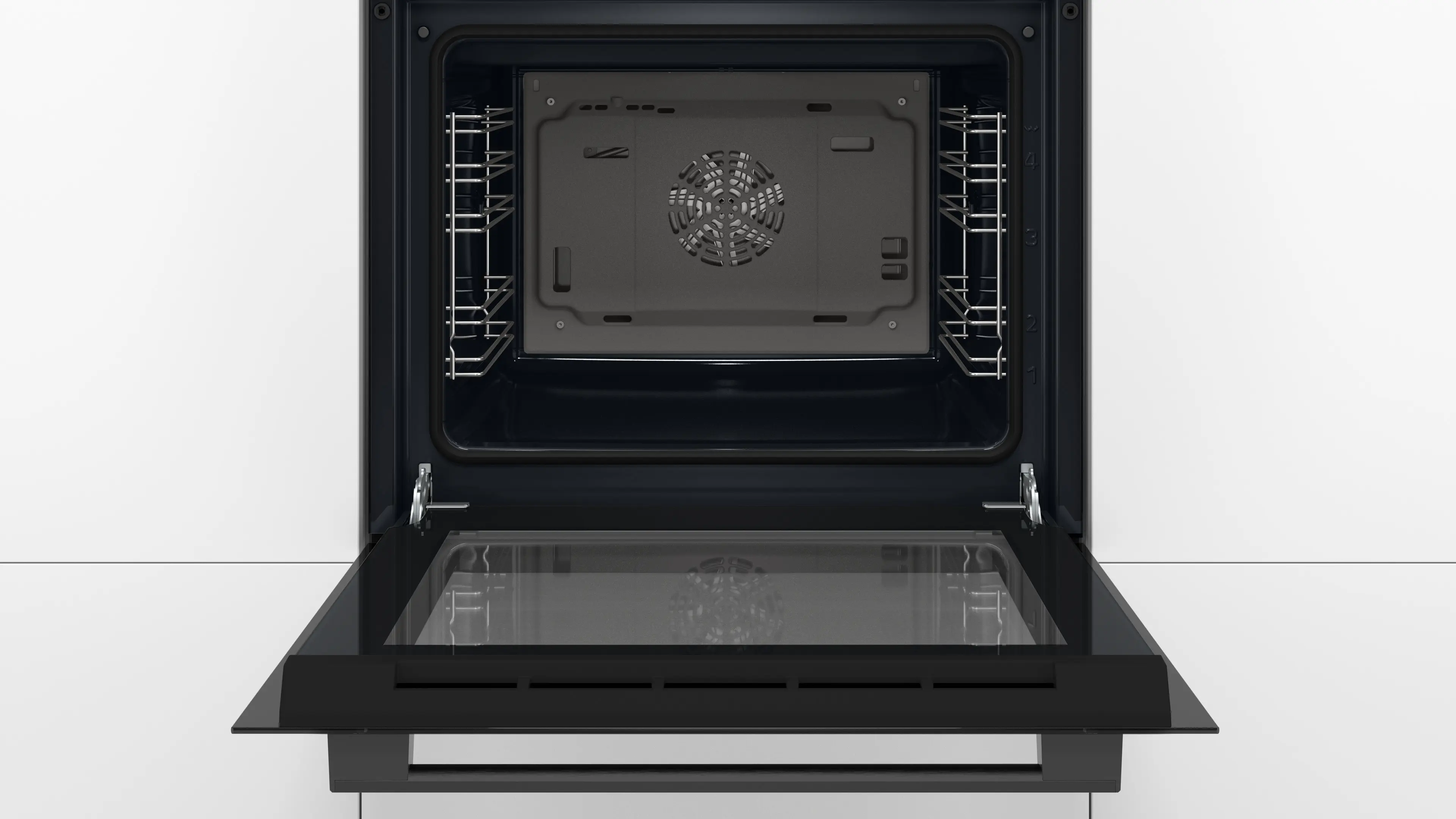 Vista interna del forno. Porta aperta rivela griglie, ventola e interno scuro.