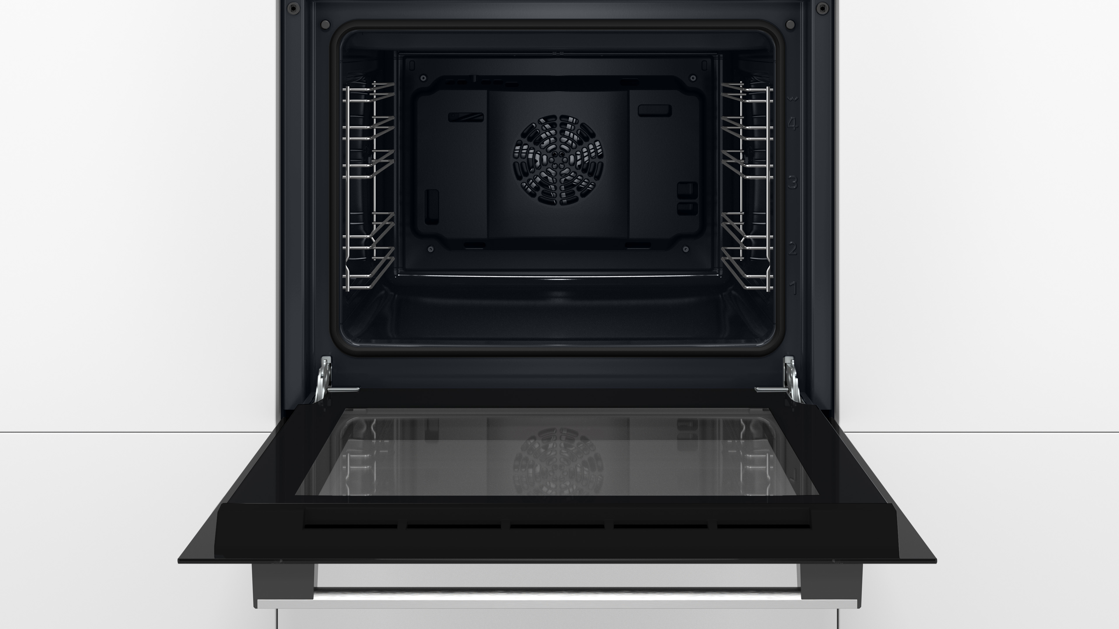 Vista interna del forno. Porta aperta rivela griglie, ventola e interno scuro.