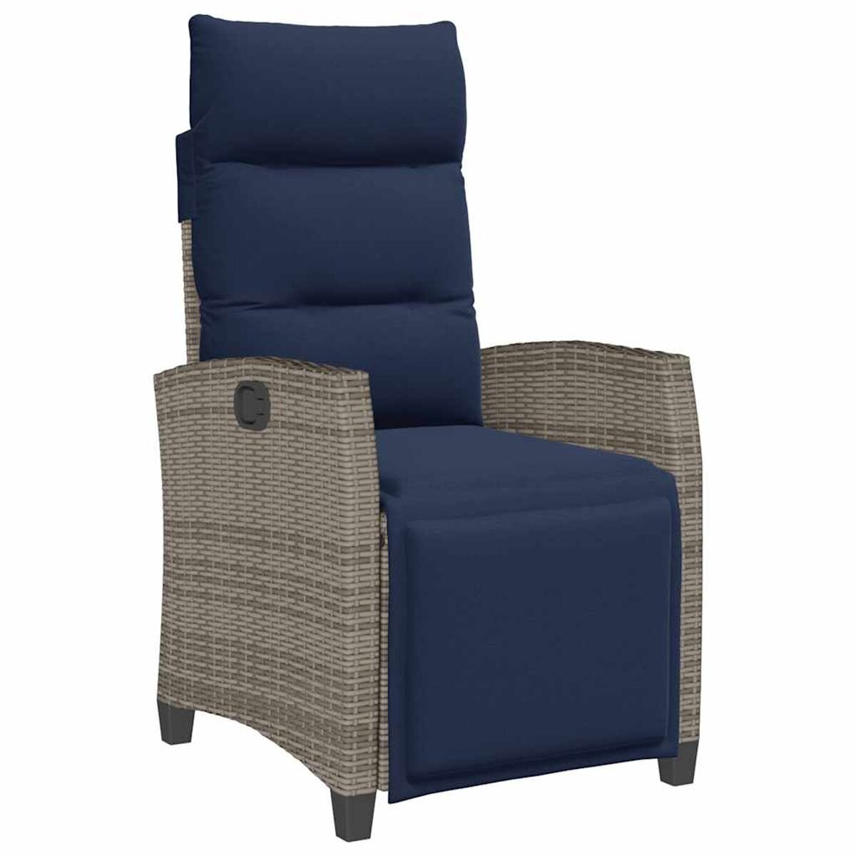 Una poltrona reclinabile con cuscino blu navy e struttura intrecciata grigia, su sfondo sfocato.
