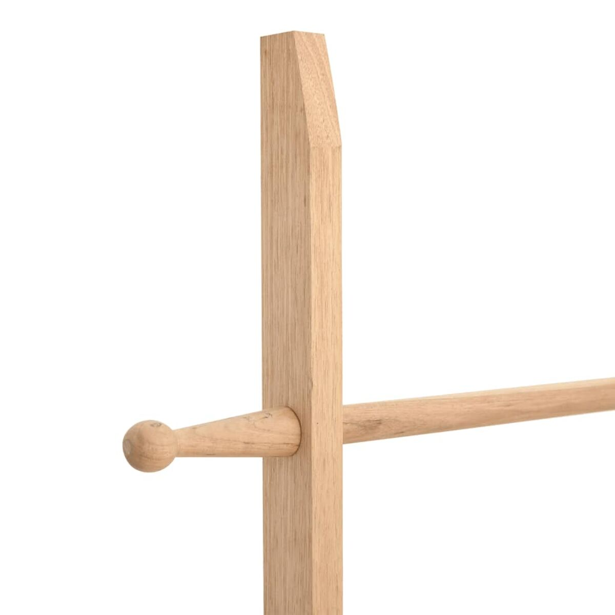 Primo piano di un portasciugamani in legno con estremità arrotondata e traversa.