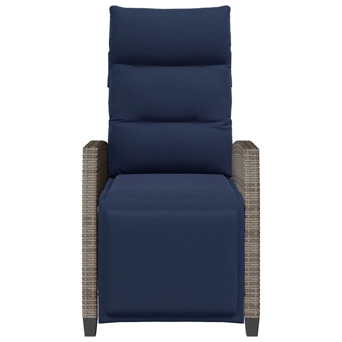 Una poltrona reclinabile blu navy con braccioli in rattan. La sedia è reclinata, con cuscino e poggiatesta.