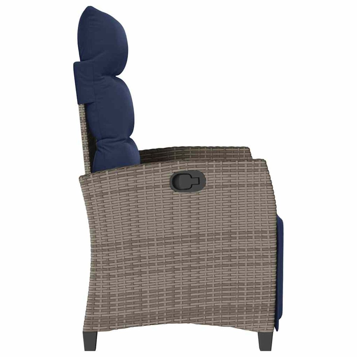 Una sedia in vimini con cuscino e poggiatesta blu. Vista laterale. Gambe nere e una maniglia.