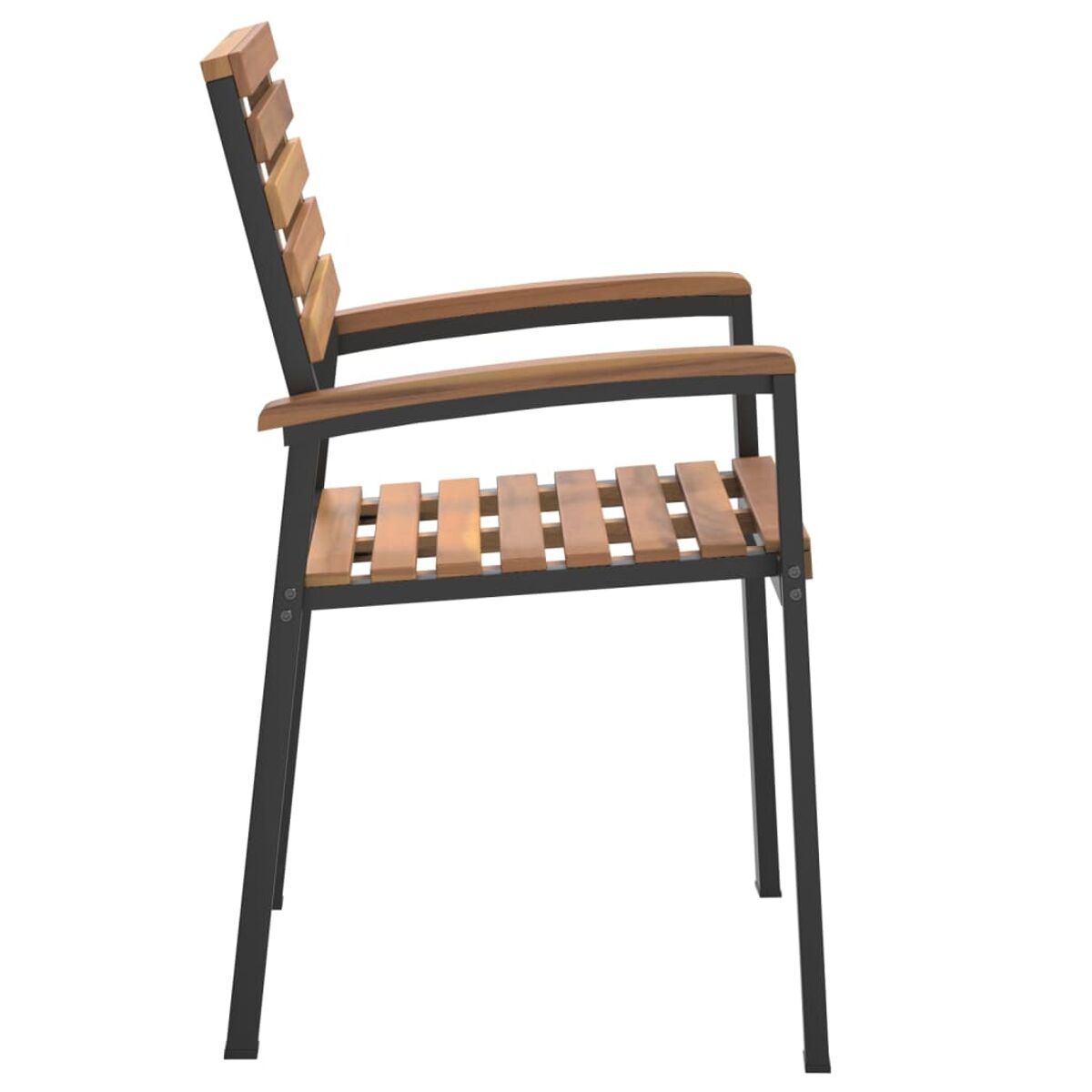 Silla de madera con patas de metal negro. La silla tiene reposabrazos y respaldo y asiento de listones.