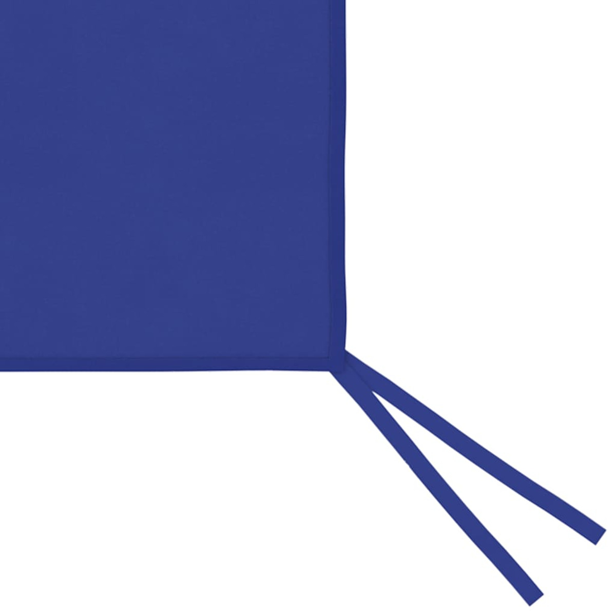Angolo di tessuto blu con lacci. Il tessuto è rettangolare. Sfondo bianco.