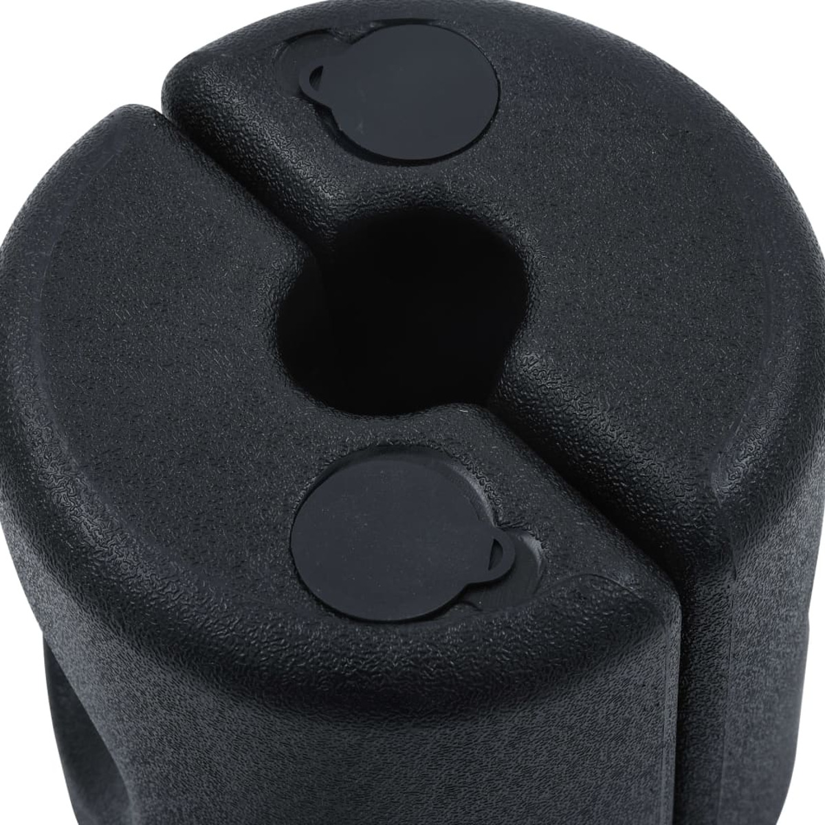 Primo piano di base ombrellone in plastica nera con due fori circolari.