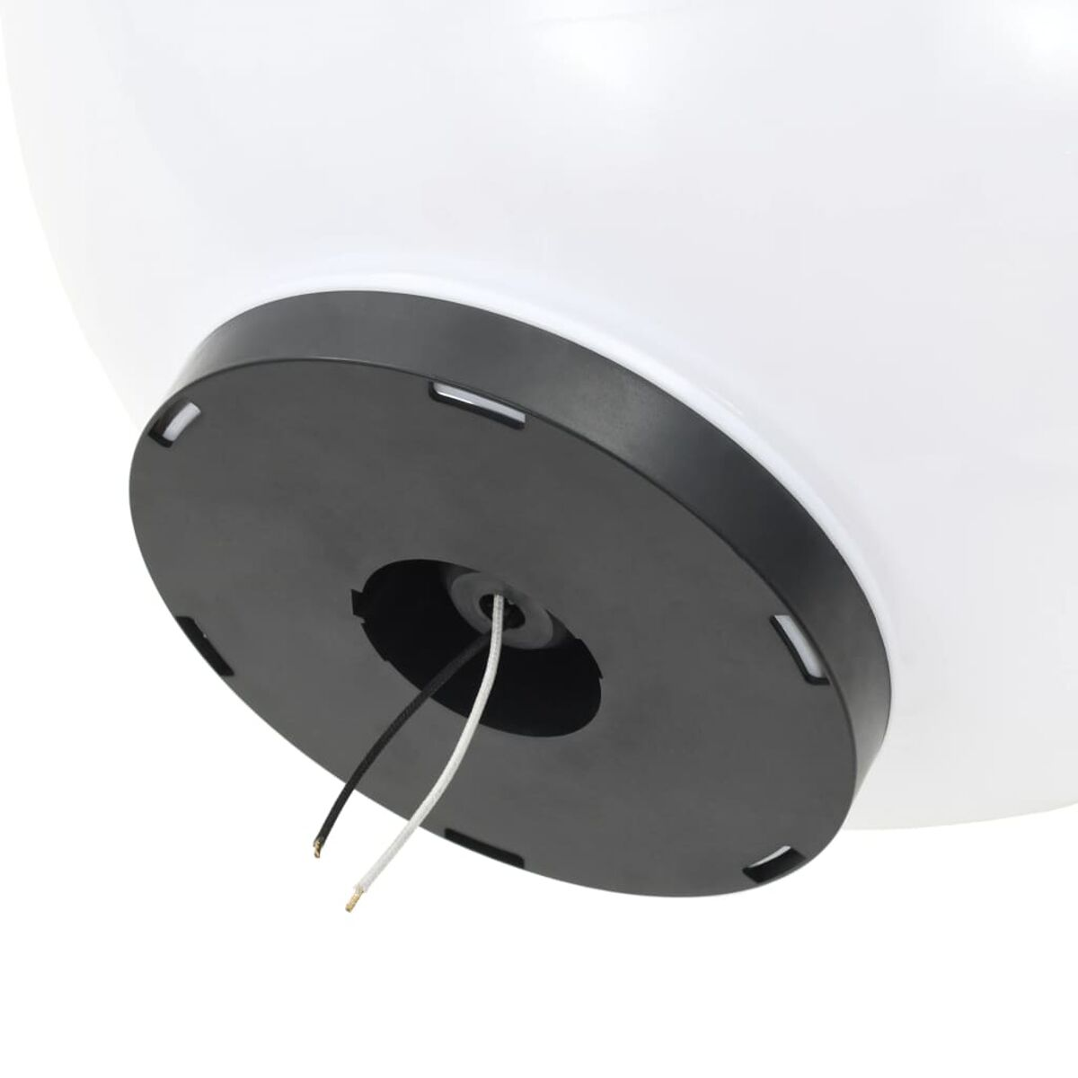 Primo piano della base di una luce a globo bianca. Base nera con fili, luce dal basso.