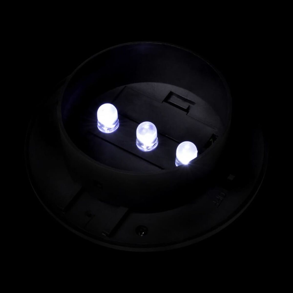 Tre luci LED illuminate all'interno di un alloggiamento circolare nero.