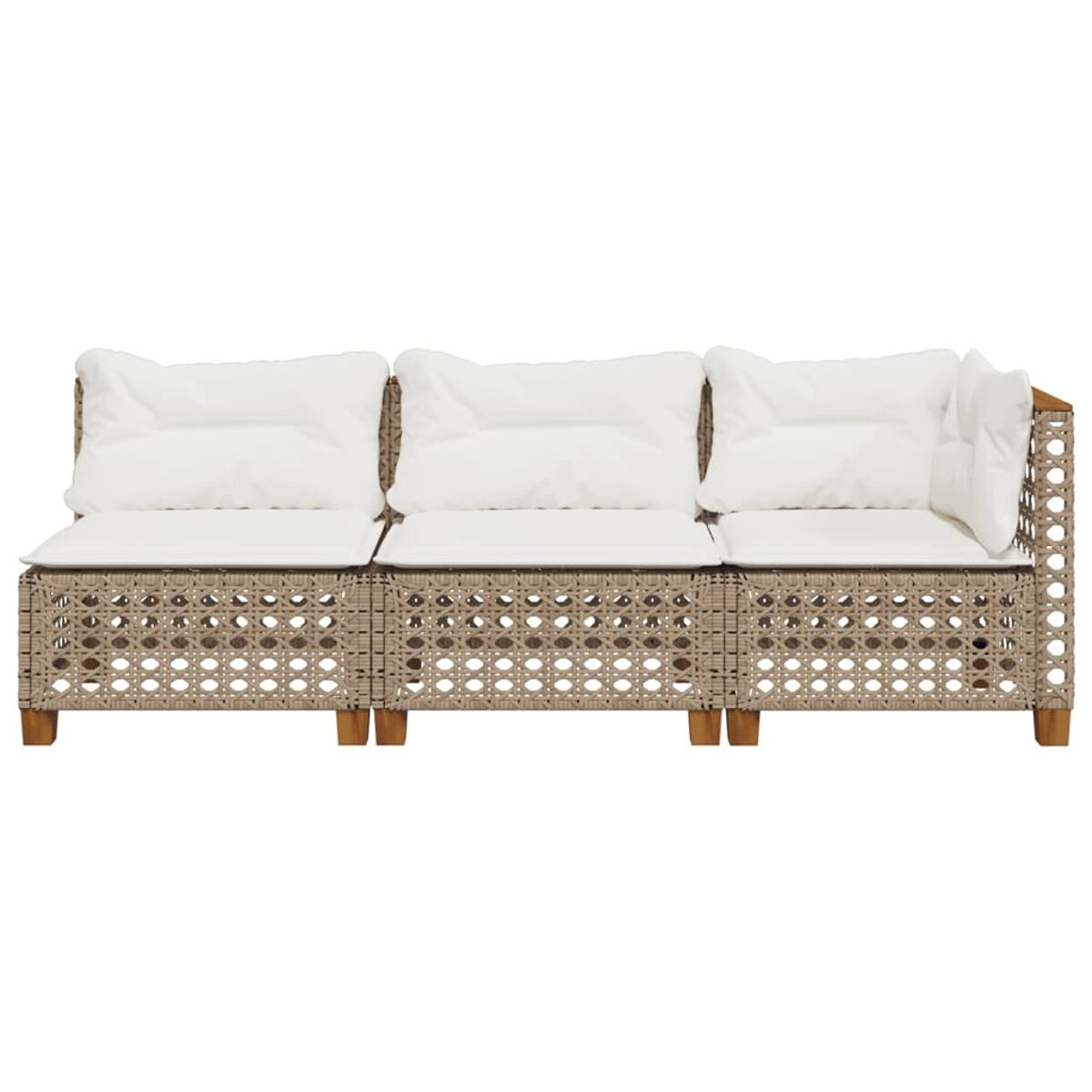 Divano a tre posti in rattan con cuscini bianchi. Gambe e braccioli in legno. Sfondo bianco.