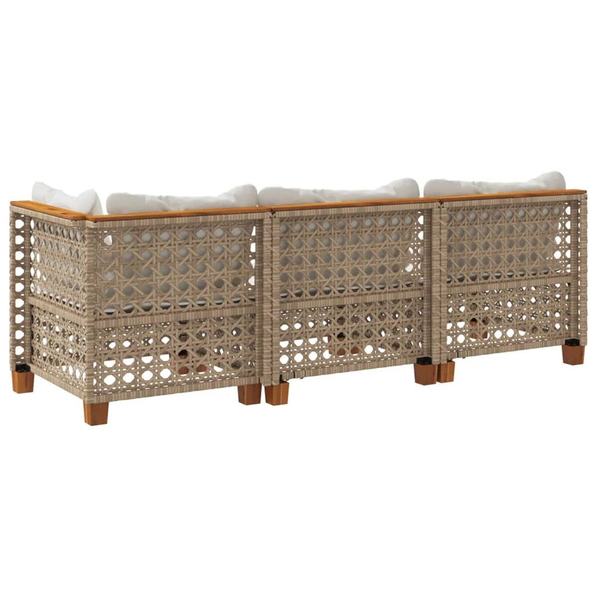 Vista posteriore di un divano da esterno beige tessuto con dettagli in legno e cuscini bianchi.