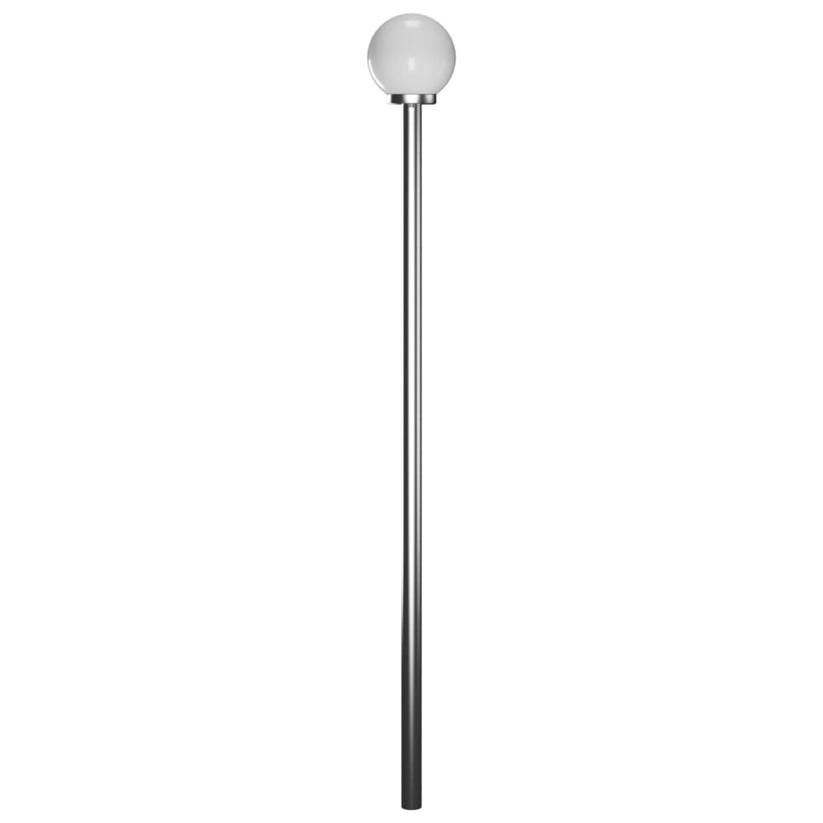 Un lampione alto con una sfera in cima. Il palo è metallico.