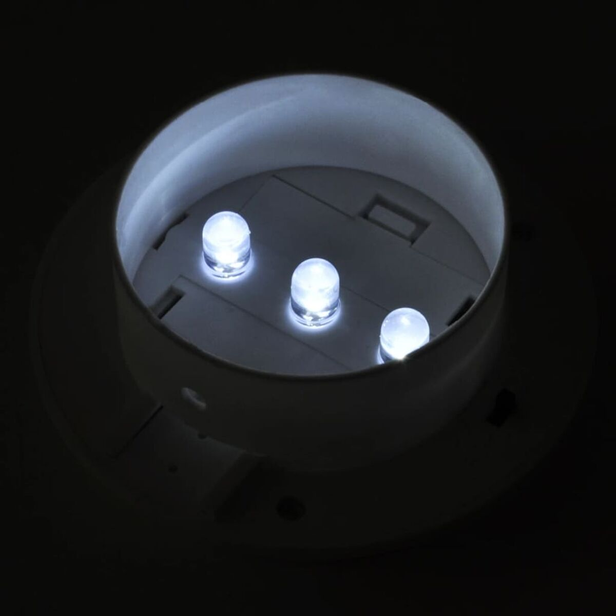 Tre LED all'interno di una base circolare bianca. Lo sfondo è nero.