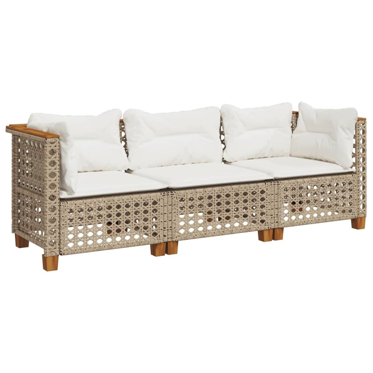 Divano beige intrecciato con cuscini bianchi. Ha braccioli e gambe in legno.