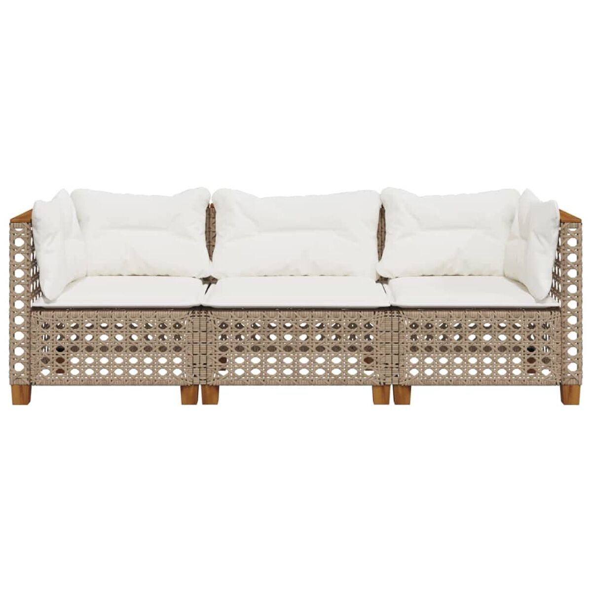 Divano da esterno in vimini con cuscini bianchi. Gambe e telaio in legno. Sfondo bianco.