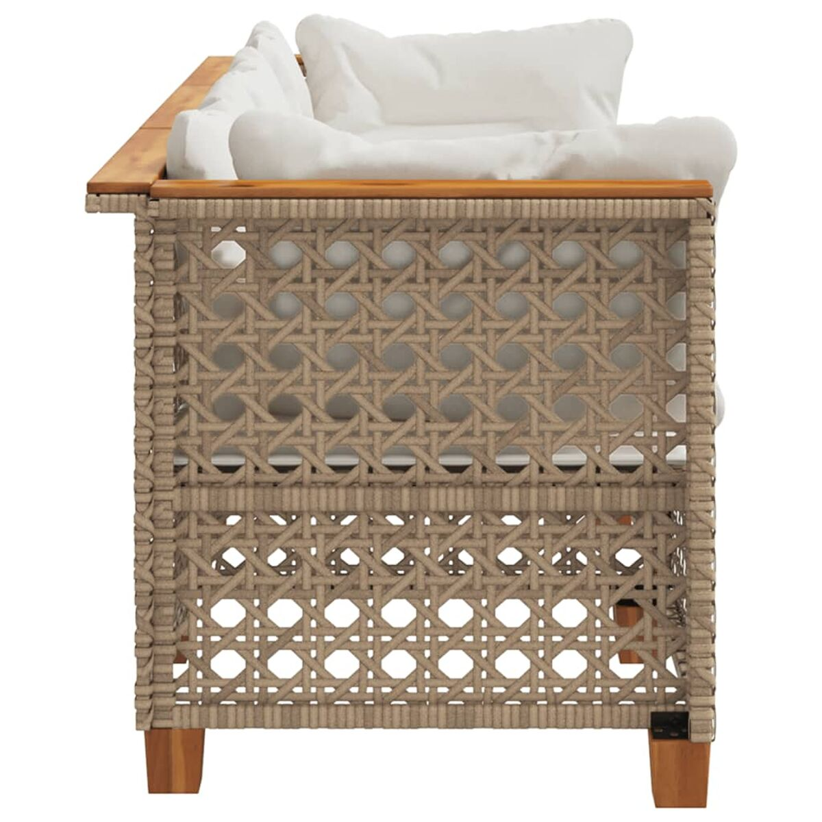 Vista laterale di un divano in rattan intrecciato con dettagli in legno e cuscini bianchi.