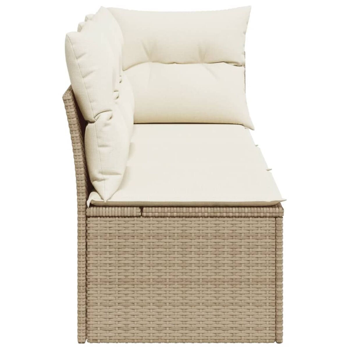 Divano componibile da esterno in vimini beige con cuscini color crema. Vista laterale.