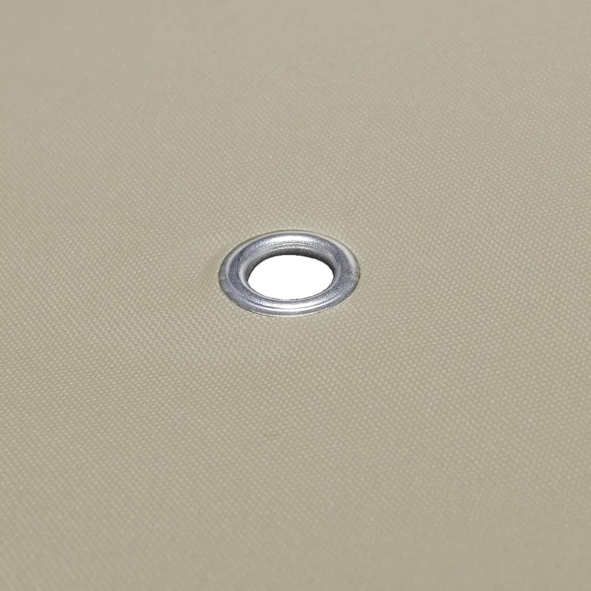 Primo piano di un tessuto beige, visibile è un occhiello metallico.