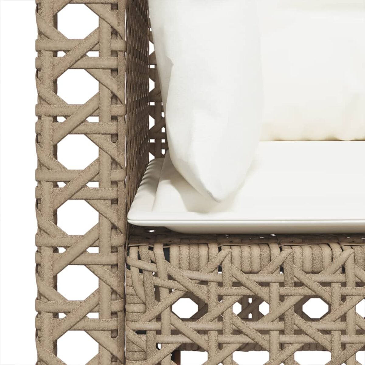 Primo piano di una sedia intrecciata. La sedia è beige. È visibile un cuscino bianco.