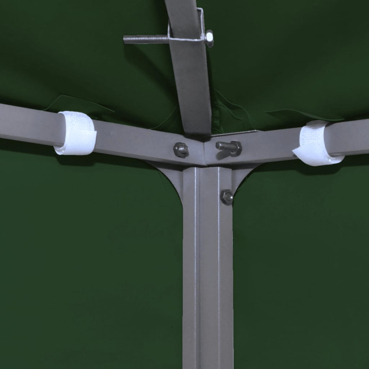 Angolo del telaio metallico con tessuto verde. Cinghie bianche fissano il tessuto.