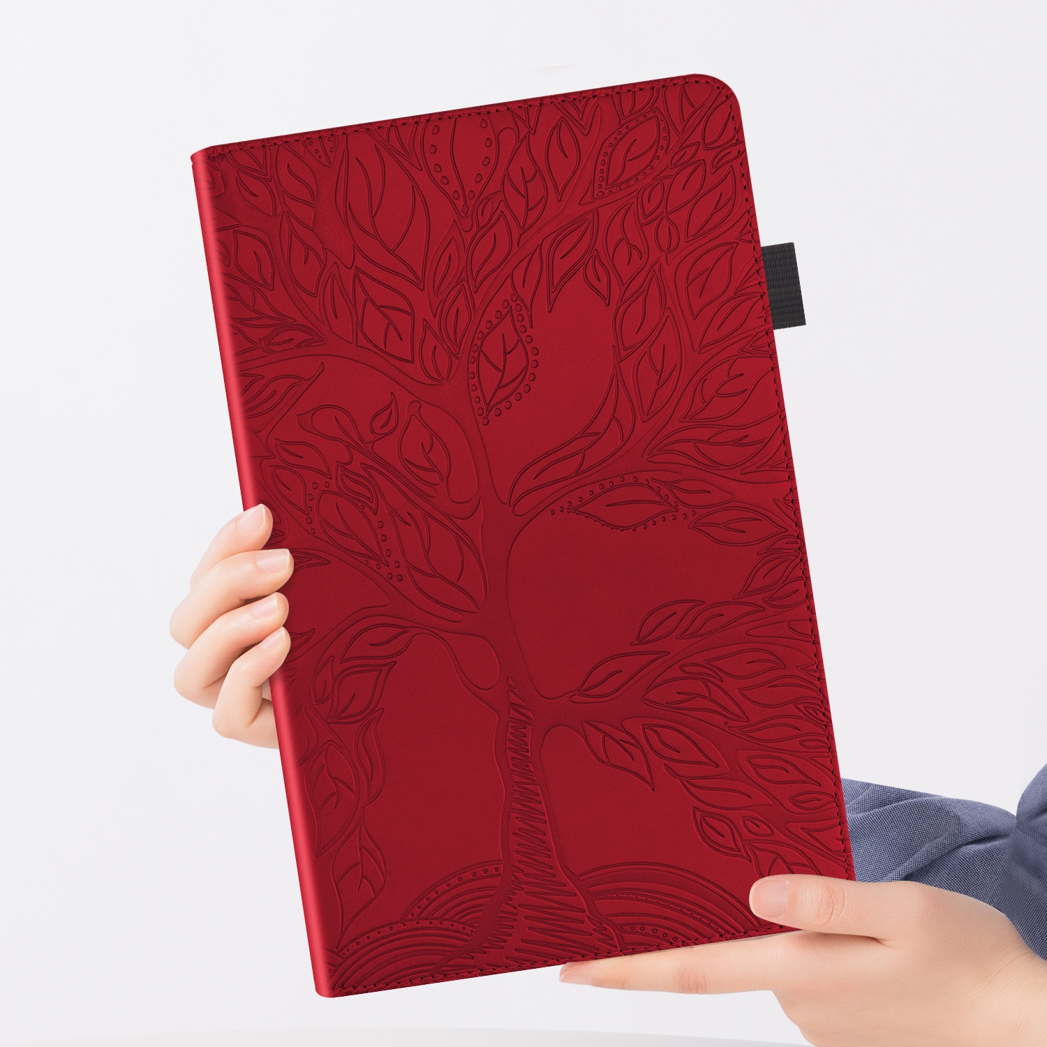 Rote Tablethülle mit Baumdesign. Eine Hand hält sie hoch. Der Hintergrund ist schlicht.