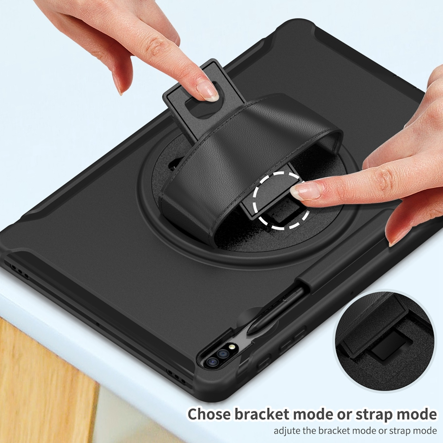 Eine schwarze Tablettasche mit drehbarem Ständer und einer Hand, die einen Riemen einstellt.