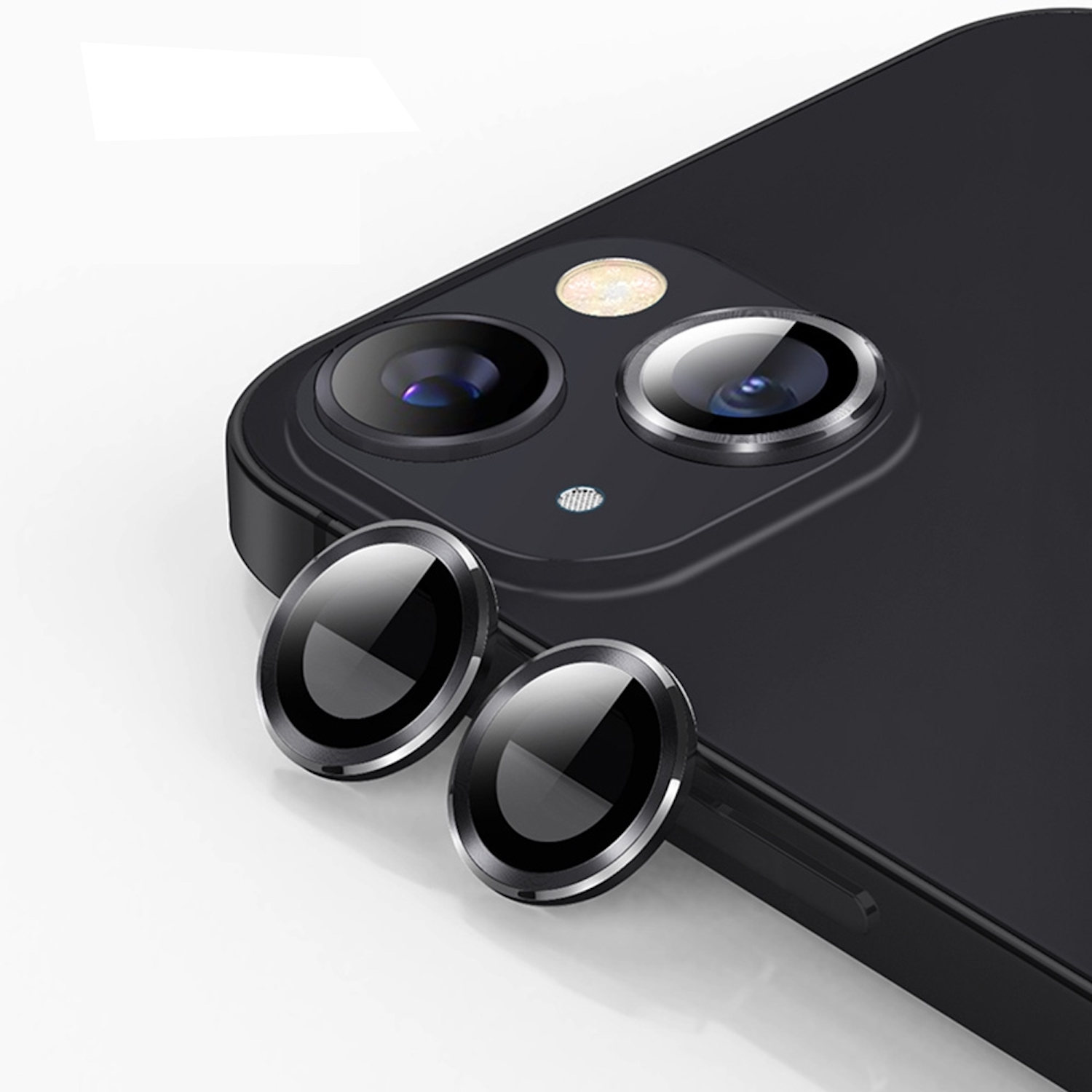 Due protezioni per lenti di fotocamere nere su un telefono nero.