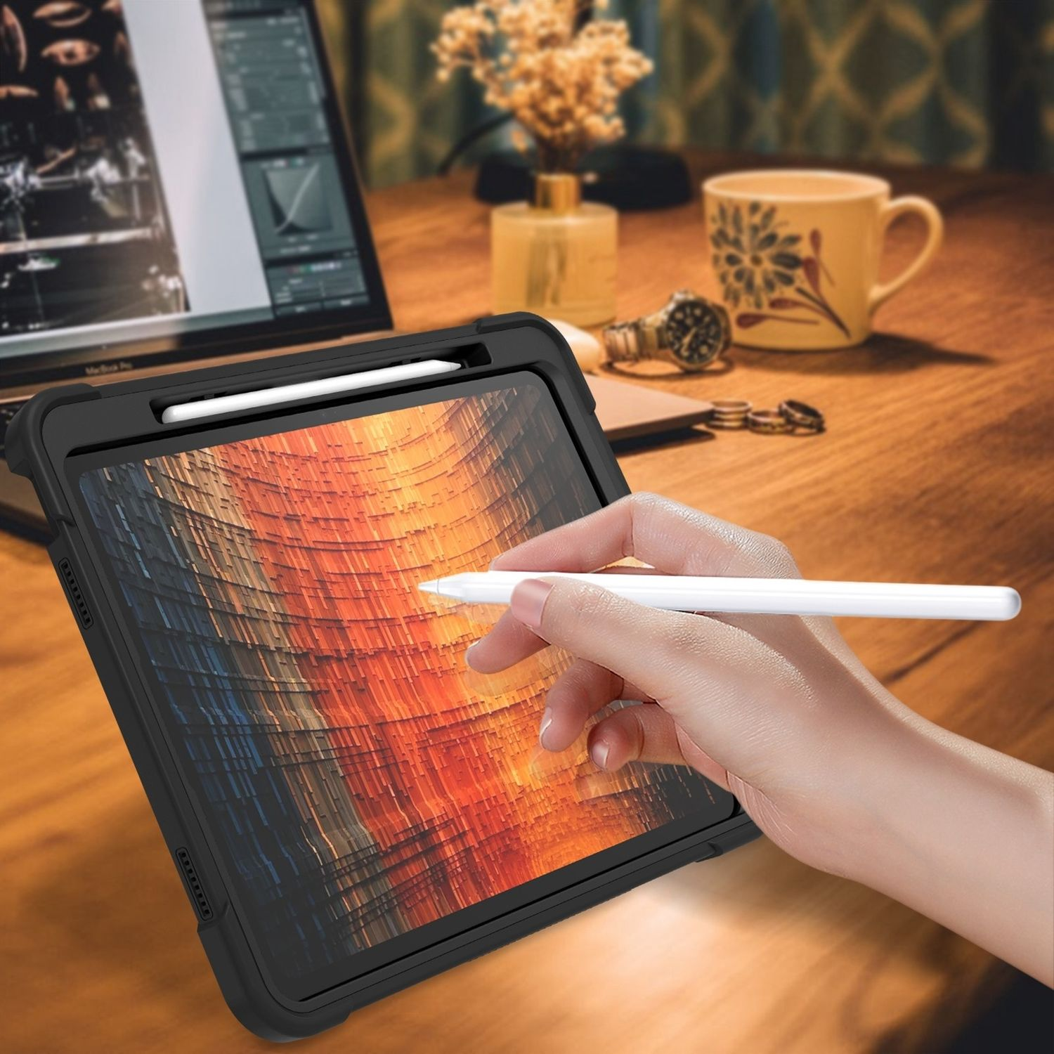 Eine Person hält ein Tablet mit einem Stift. Das Tablet befindet sich in einer Schutzhülle auf einem Holztisch.