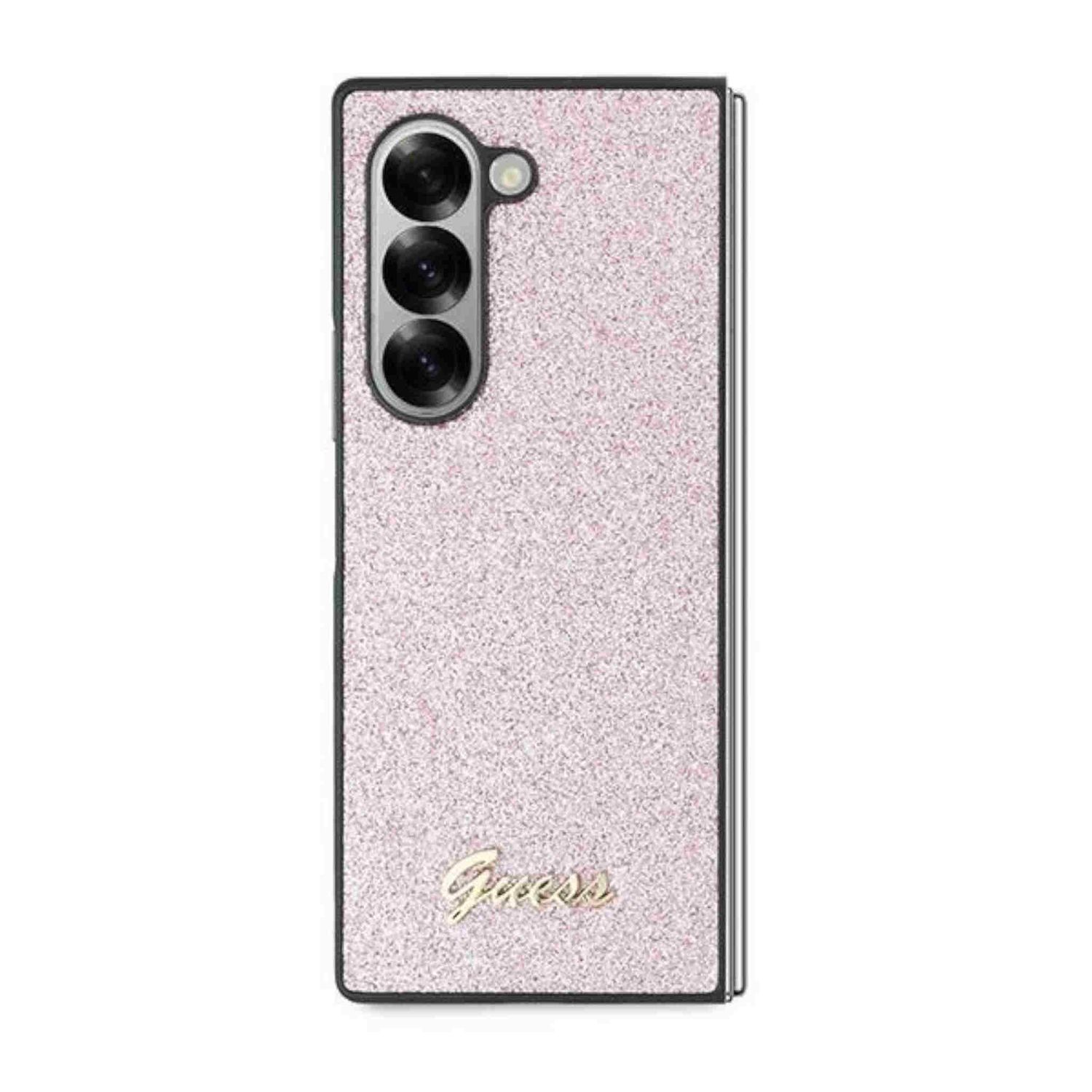 Custodia per telefono rosa glitterata con tripla fotocamera e logo Guess dorato.