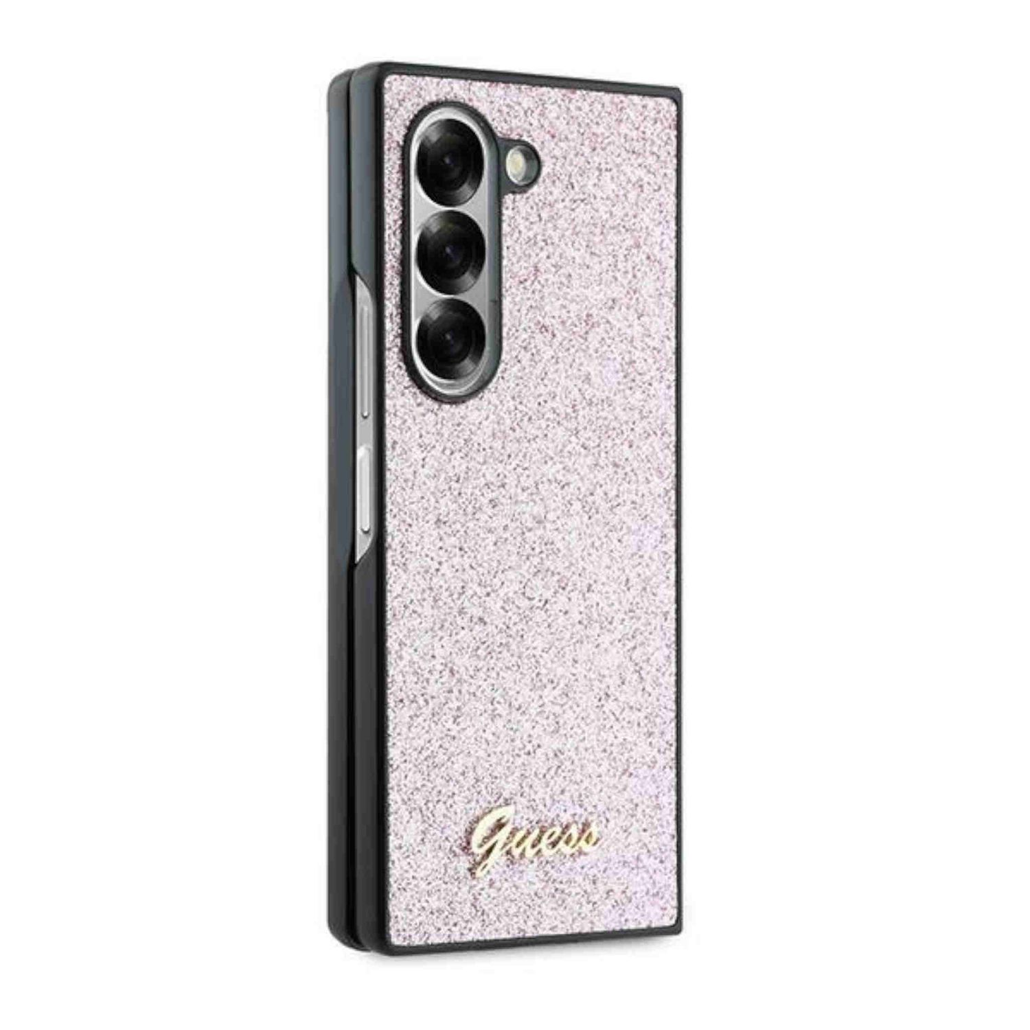 Custodia per telefono rosa glitterata con tripla fotocamera e la parola 'Guess' in basso.