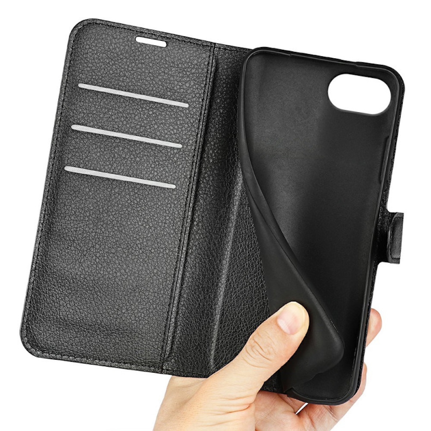 Funda de teléfono negra de cuero tipo cartera, abierta, mano sosteniendo.
