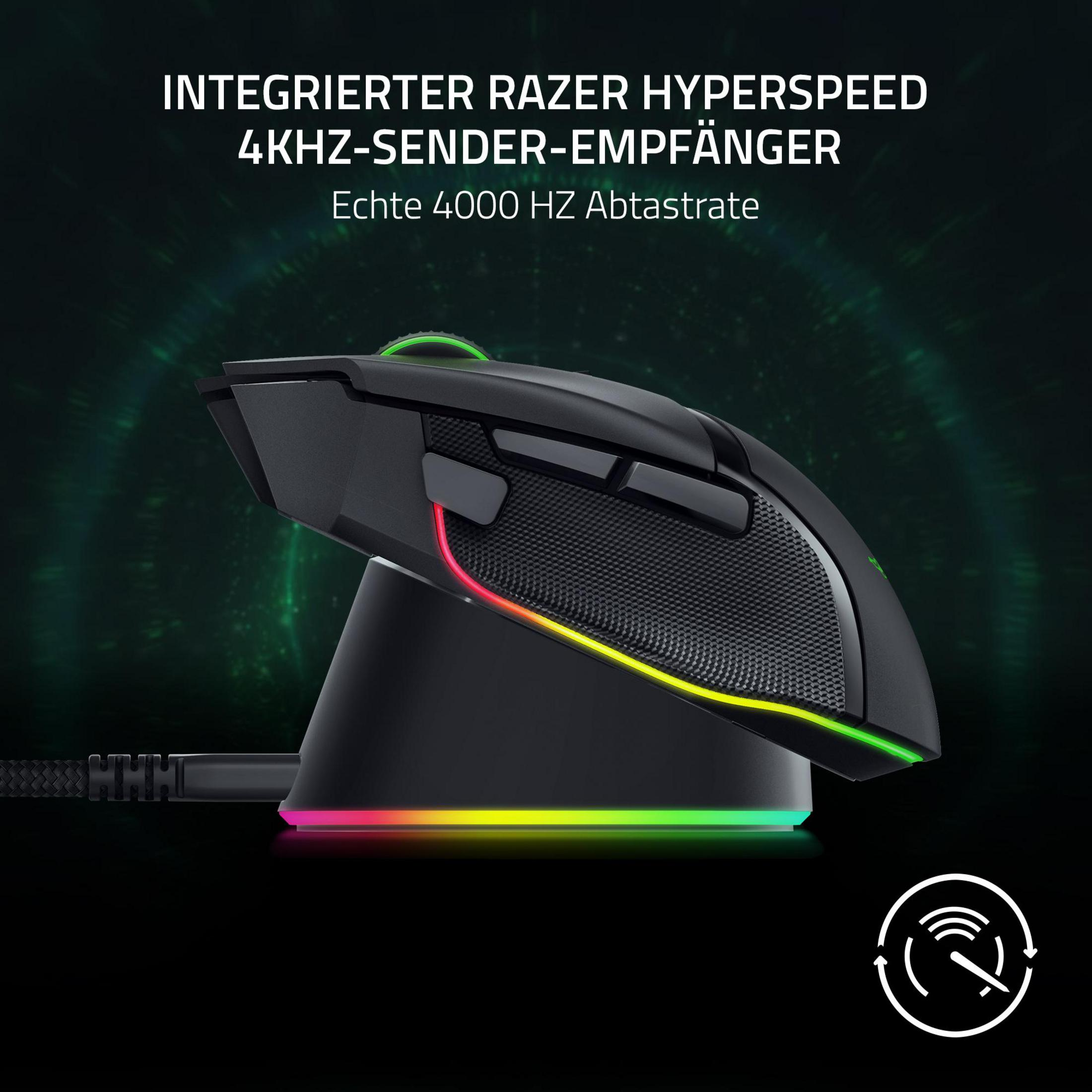 Schwarze Gaming-Maus auf ihrer Ladestation. Zeigt Regenbogenfarben.