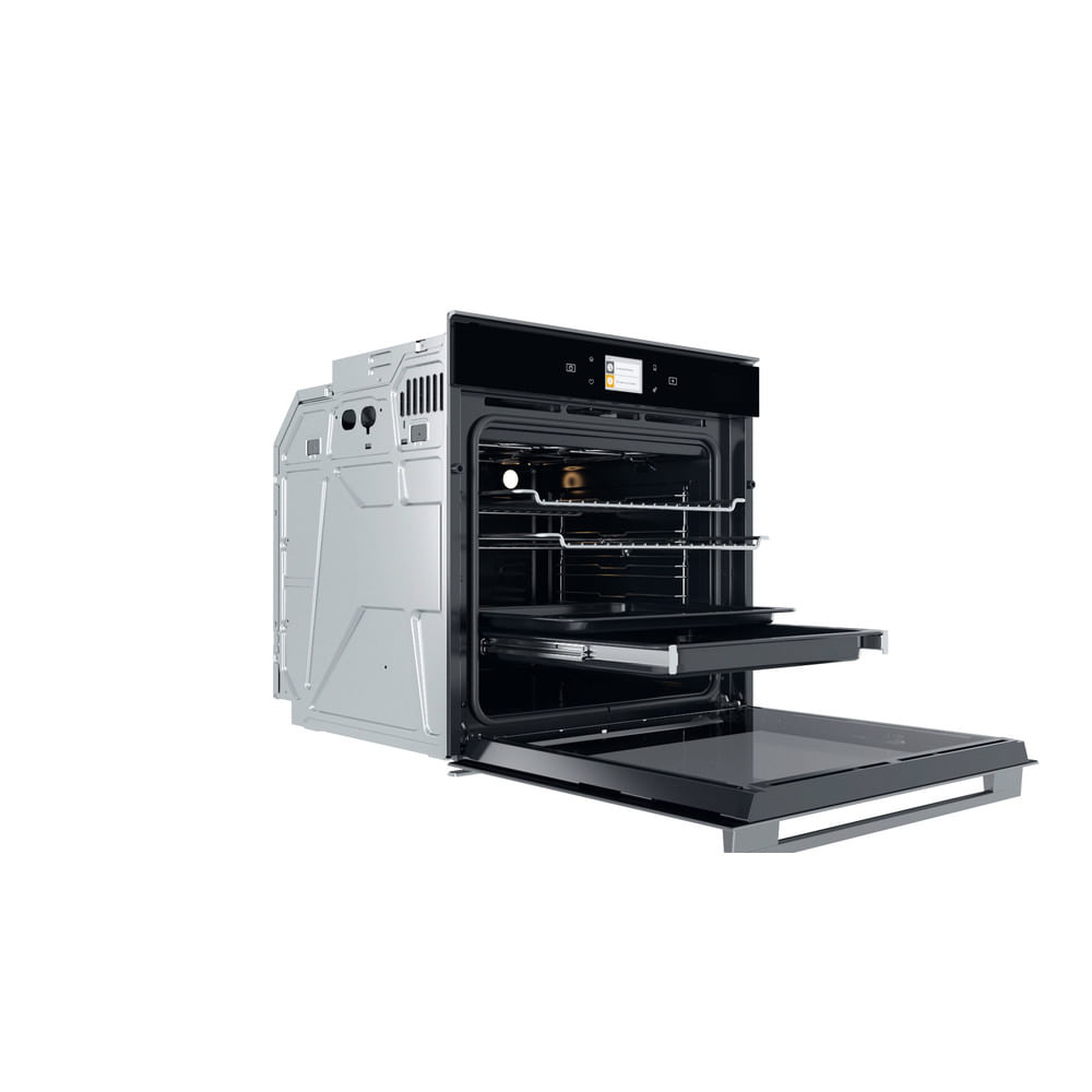 Un forno aperto con ripiani e un vassoio estraibile. Il forno è argento e nero, su sfondo bianco.