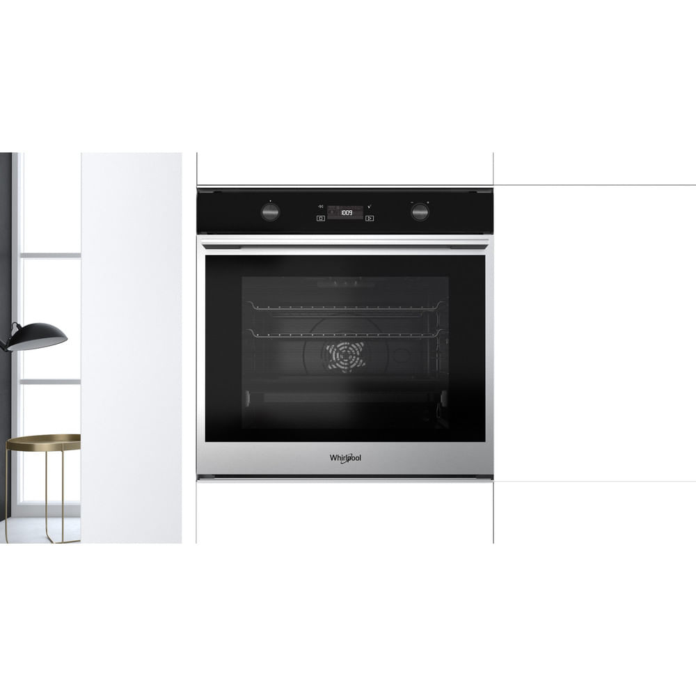 Forno a incasso con frontale nero. Il display mostra numeri. Finitura in acciaio inox.
