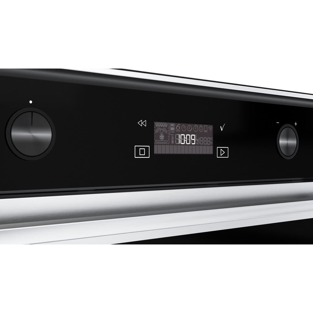 Primo piano di un pannello di controllo del forno nero con display digitale e pulsanti.