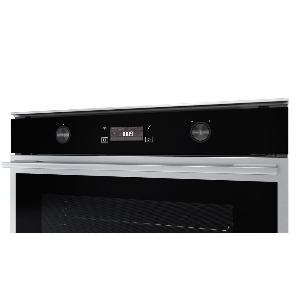 Primo piano di un forno a incasso con pannello di controllo nero e display digitale.