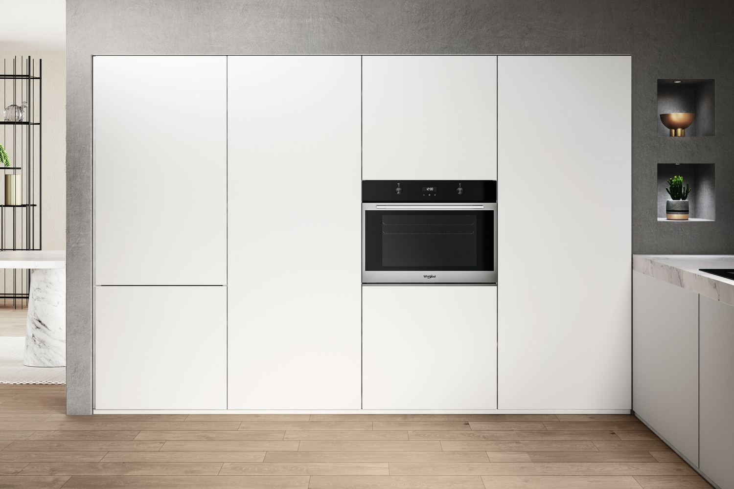 Una scena di cucina con mobili bianchi e un forno Whirlpool. Il forno è centrato nei mobili.