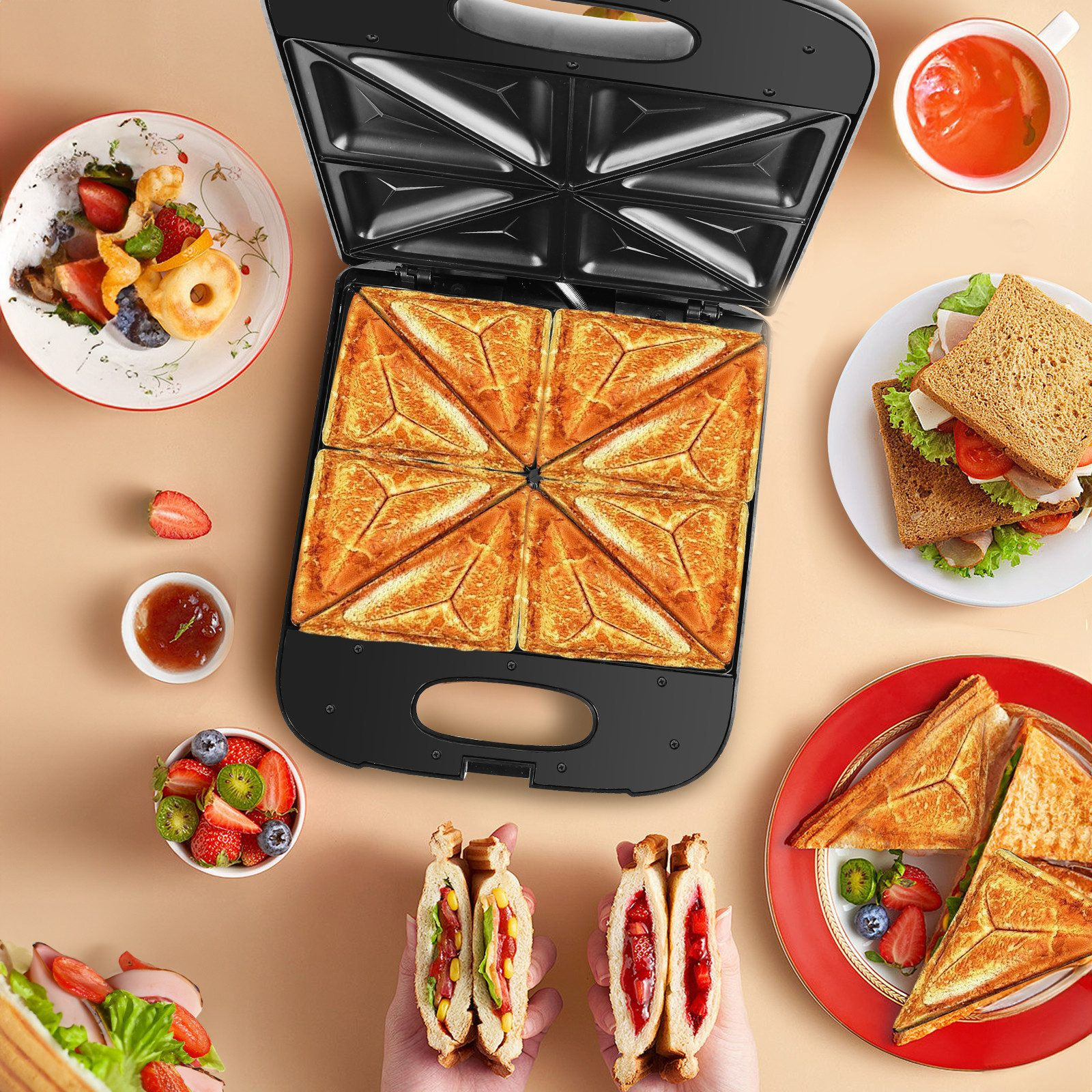 Sandwichmaker mit Sandwiches und Zutaten. Der Maker ist geöffnet und zeigt vier gekochte Sandwiches.