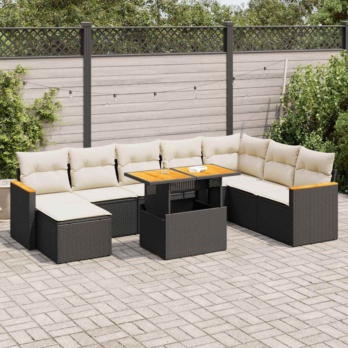 Set patio esterno con divano, divano angolare e tavolo. Il divano ha cuscini beige e il tavolo è in legno.