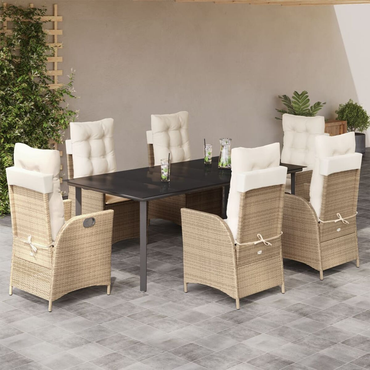 Essgruppe im Freien mit Tisch und Stühlen. Beige Kissen und ein grauer Tisch. Die Szene ist draußen.
