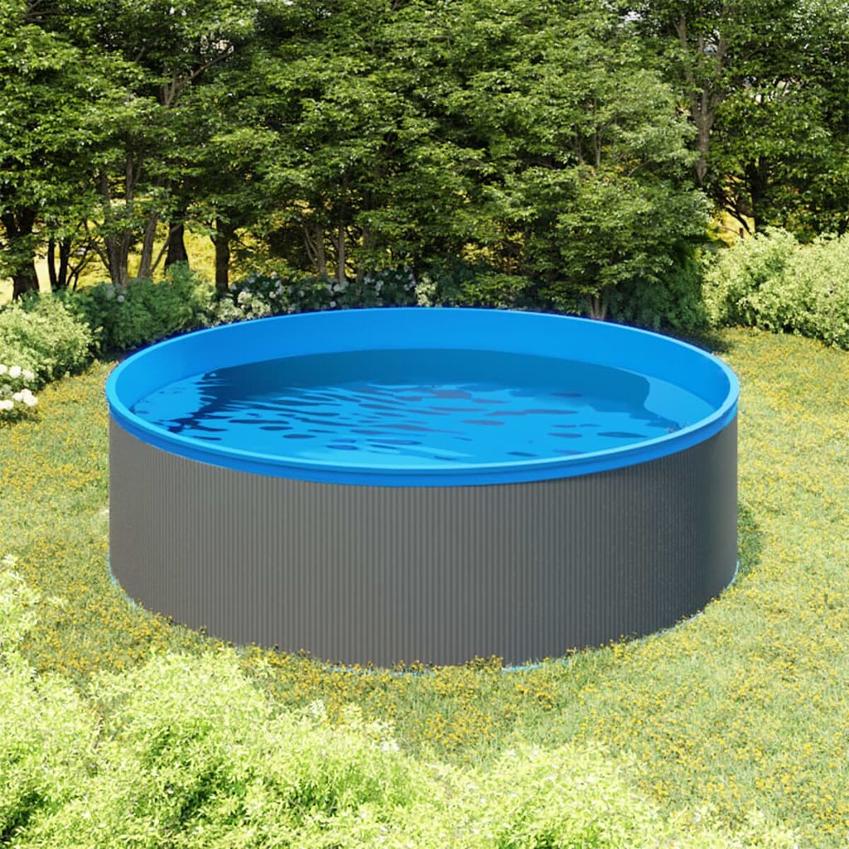Aufstellpool mit blauem Wasser, umgeben von grünem Gras und Bäumen.