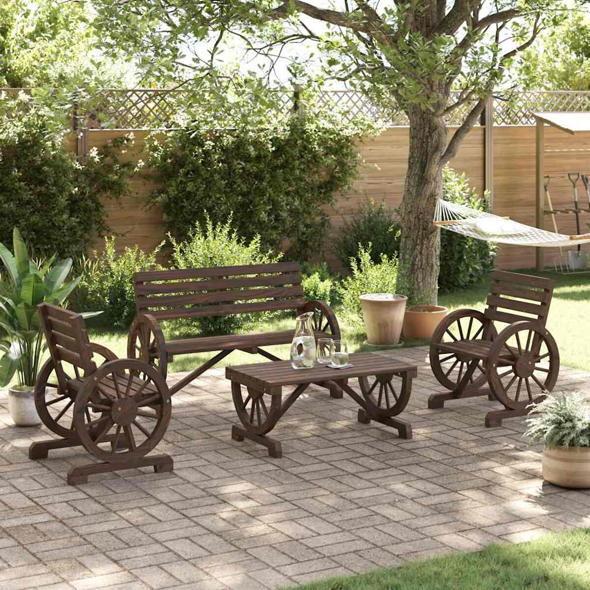 Ein hölzernes Outdoor-Möbelset. Es besteht aus einer Bank, zwei Stühlen und einem Couchtisch, alle mit Raddetails.