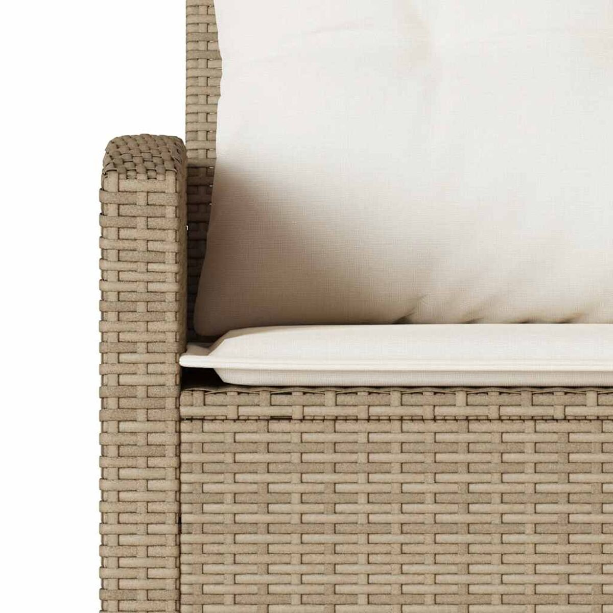 Primo piano del braccio di una sedia in rattan e un cuscino bianco. La sedia è strutturata.